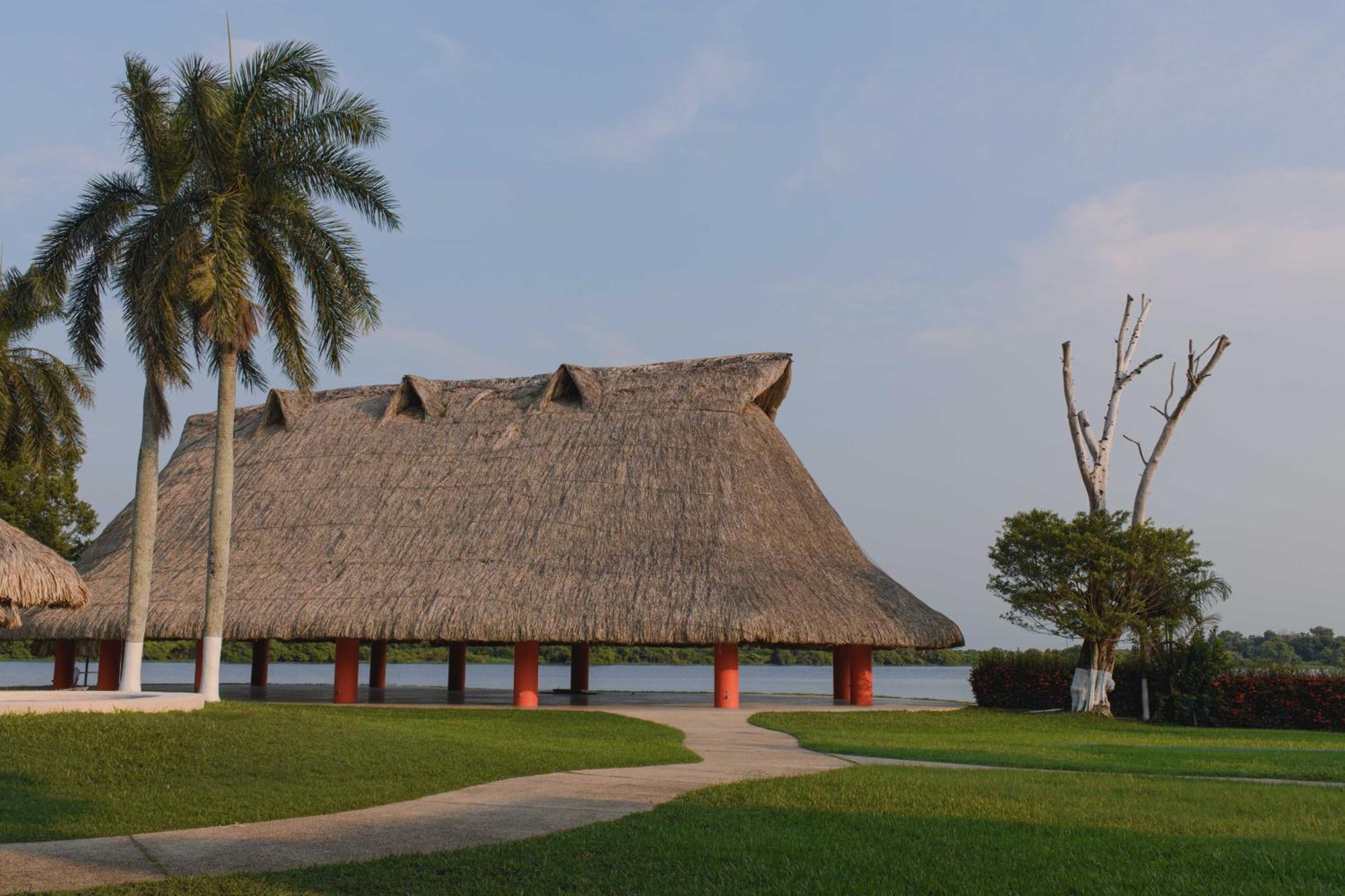 Hotel Terranova コアツァコアルコス エクステリア 写真 A replica of a longhouse at the Lake of the Isles