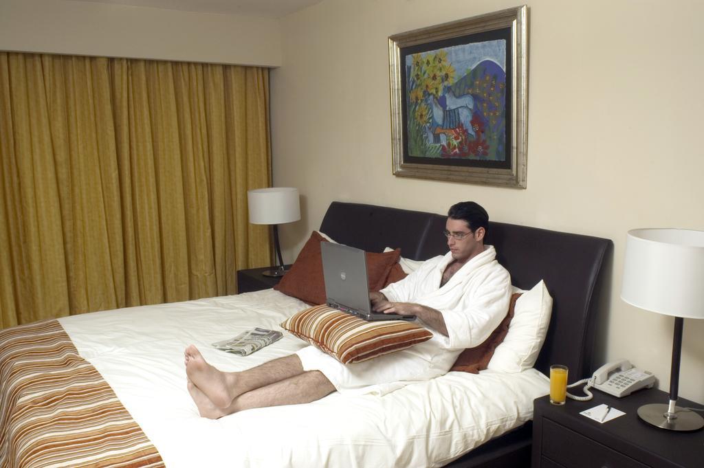 Hotel Terranova コアツァコアルコス 部屋 写真 A guest using a laptop in a hotel room