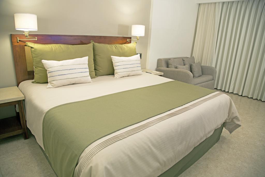 Hotel Terranova コアツァコアルコス エクステリア 写真 A bed with a bed runner